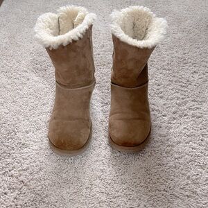 UGG Bailey suede bow II. Double bow tan UGG’s